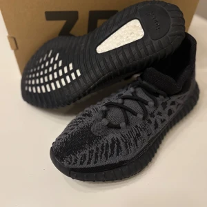 Yeezy 350 CMPCT | Storlek 44 - Yeezy 350 CMPCT (Onyx) jätte bra skick och knappt använda! Priset kan diskuteras. 