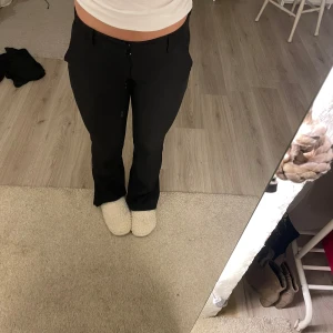 Kostymbyxor  - Vera Kostymbyxor med slits från bikbok. Låg midja! 