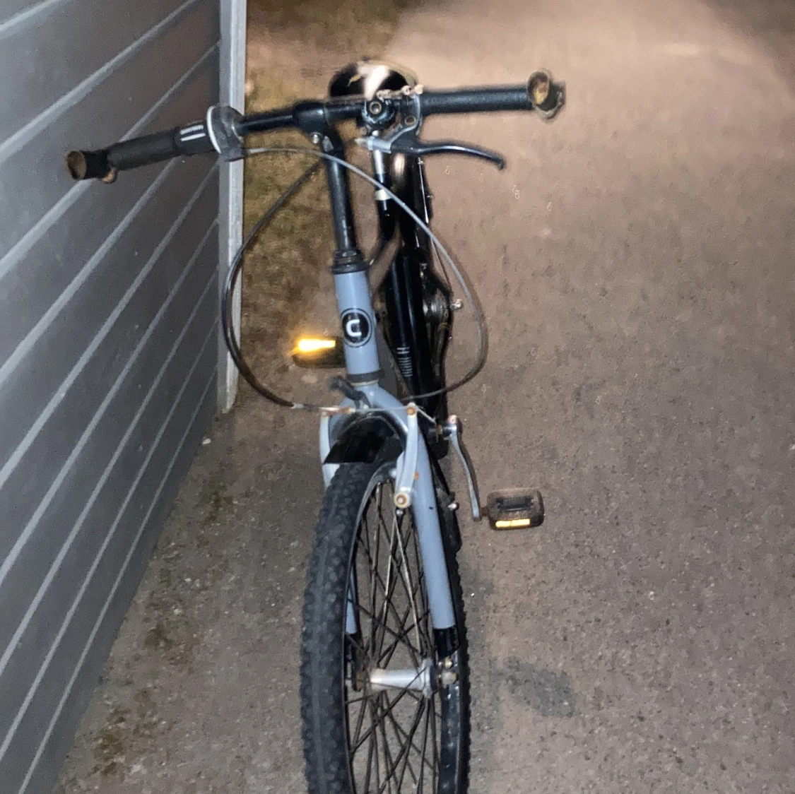 Säljer en grå svart cykel