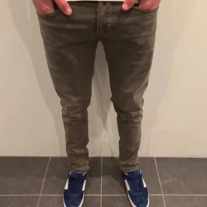 Grå dondup jeans  - Säljer mina pga inte min storlek Gråa dondup George jeans för 550kr nypris :4000kr