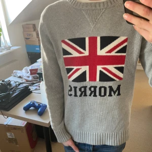 Morris tröja  - En stickad tröja från Morris. Skit snyggt till allt, den är lite tjockare o material så passar perfa nu till våren. Storlek medium, passar väldigt bra och är 171cm