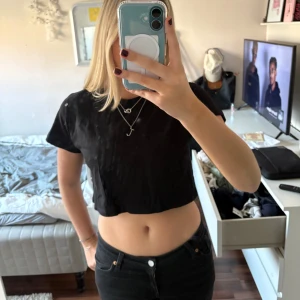 Svart croppad t-shirt - Säljer en svart croppad t-shirt med korta ärmar från Gina Young. Passar bra till jeans eller kjol, eller ha ett spetslinne under. Hör av dig vid intresse!