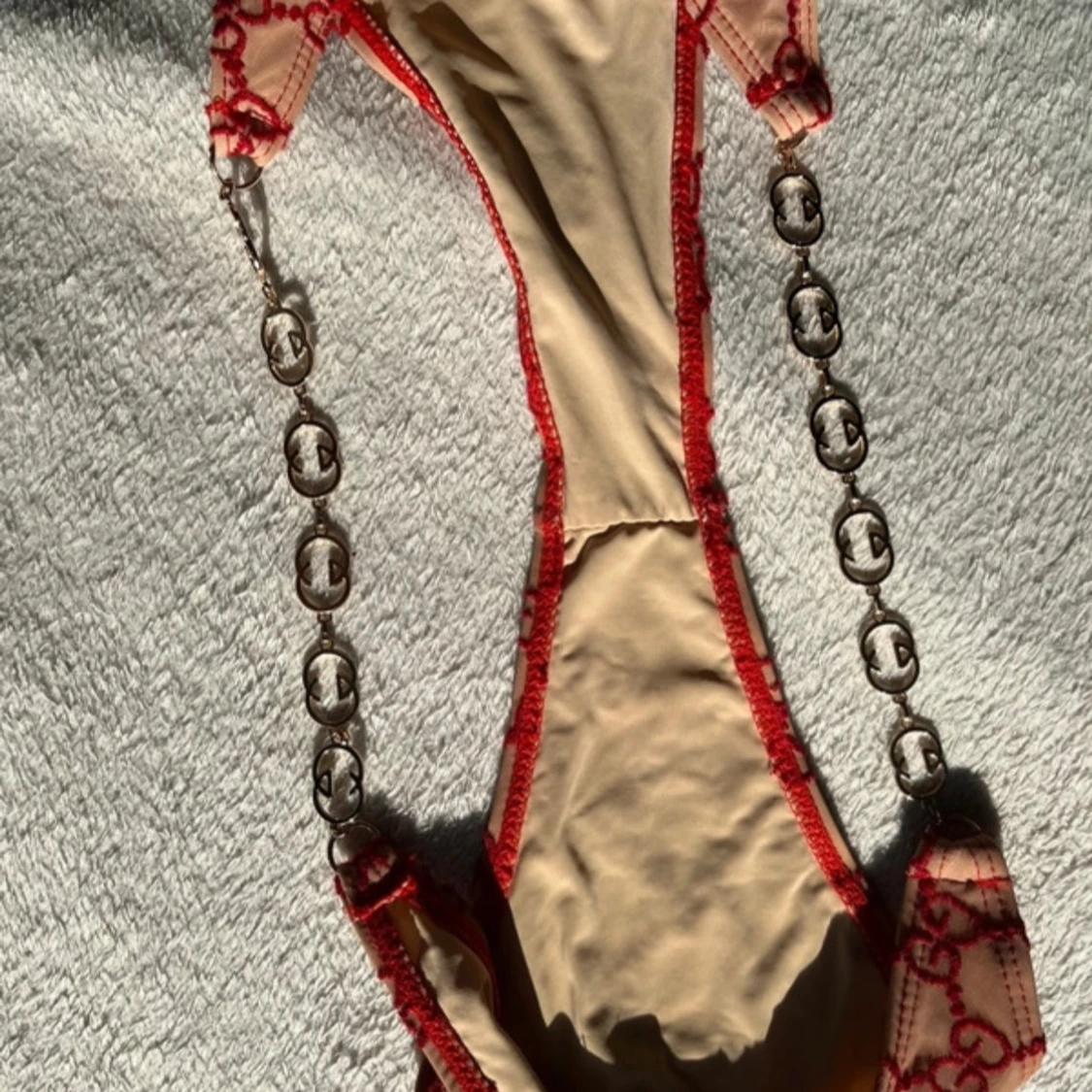 Beige och röd bikini med kedjedetaljer - 2