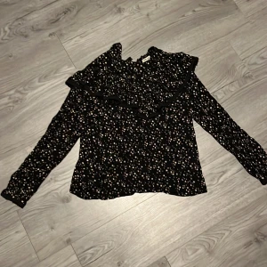 En snygg blus med coolt blommigt mönster! - En blus som ger en fin touch till sin outfit! Räddar upp outfiten! 🩷