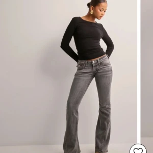 True religion jeans - Snygga grå bootcut jeans med en klassisk femficksdesign. De har en låg midja och en stilren look som passar perfekt till olika tillfällen. Jeansen har en dragkedja och knapp framtill.