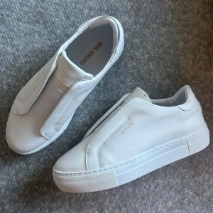 Axel arigato skor - INTRESSEKOLL på dessa skorna från Axel Arigato  som aldrig är använda, endast testade🩷 box och påse medföljer☺️ säljer för de är lite förstora för mig, MEN säljer bara vid bra pris!! 