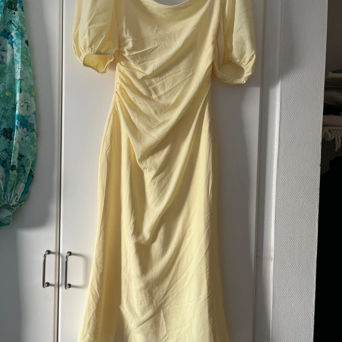 Gul klänning från ADOORE