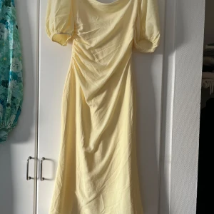 Gul klänning från ADOORE - Säljer denna vackra klänning från ADOORE  för 600kr, frakt ingår💛