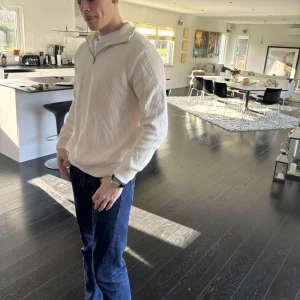 Zara Zipper  - Säljer en stilren vit/cream ribbad zara halfzip. Grym för en avslappnad och snygg look. 