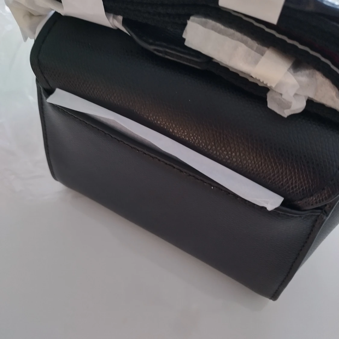 Svart och vit axelväska från DKNY - 3