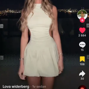 Vit ärmlös klänning - Snygg vit klänning med ärmlös design och en kort längd. Perfekt för sommarens varma dagar och kvällar. Enkel och stilren look som passar till många tillfällen.