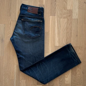 G-star jeans  - Säljer ett fint par g-star jeans i utmärkt skick utan några slags defekter. Jeansen är i storleken  w33 l34 och är i en blå färg. De har fina slitningar. Har du några som helst frågor så är det bara att hojta till!