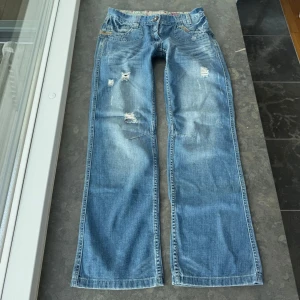 Lågmidjade jeans  - Så snygga jeans som tyvärr inte passar mig och har därför ingen bild på! Midjemått tvärsöver: 41cm Midjehöjd: 19cm Inerbens längd: 78cm💕