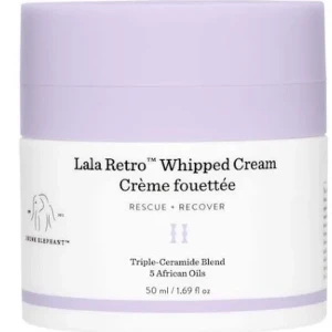 Lala Retro Whipped Cream - Lala Retro Whipped Cream från Drunk Elephant är en lyxig ansiktskräm med en blandning av tre ceramider och fem afrikanska oljor. Den kommer i en stilren burk med lila lock och är perfekt för att återfukta och stärka huden.