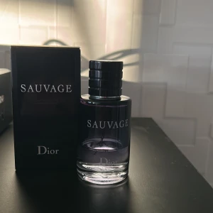 Sauvage Eau de Toilette från Dior - Säljer en flaska Sauvage Eau de Toilette från Dior. Parfymen är känd för sin fräscha och maskulina doftprofil. Perfekt för den som vill ha en tidlös och klassisk doft. Den håller långe på huden, och det är ca 20ml kvar. Priset är inte hugget i sten!