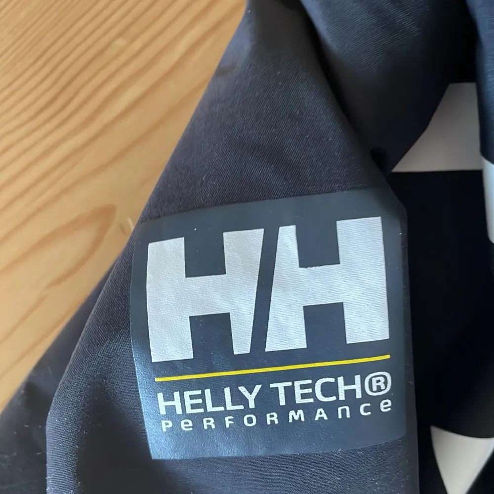 Säljer en fet regnjacka från Helly Hansen. Det står 164 men passar som slim fit om man är ungefär 170 cm. Självklart äkta, och fråga om fler bilder. Priset är inte hugget ur sten utan tveka inte på att lägga prisförslag.. Takit.