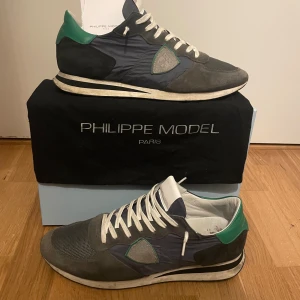 Philippe model skor  - Säljer ett par riktigt feta Philippe models i storlek 45, köpte dom i somras från Farfetch som man ser på sista bilden dom är sparsamt använda. Nypris 3599. Finns de några frågor o funderingar är de bara att höra av sig 🙌🤗