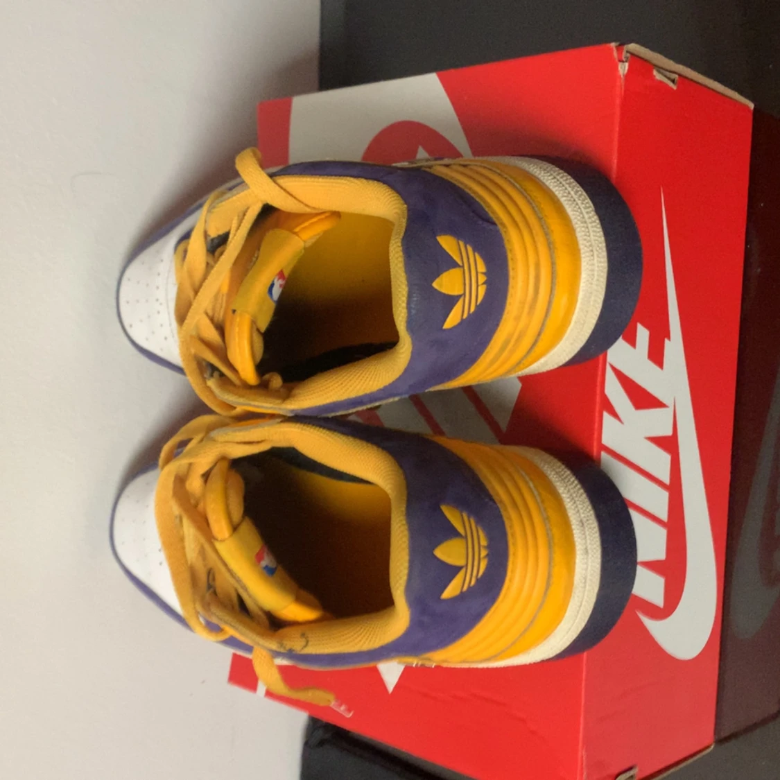 Adidas Lakers sneakers i lila och gult - 2