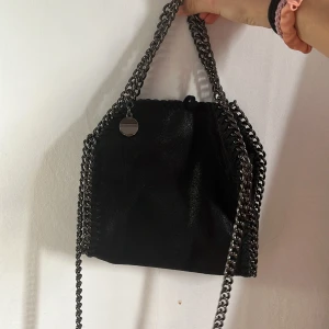 svart väska! 🫶🏼🫶🏼 - Super snygg svart väska! Den är perfekt för alla årstider, säljer den för 500 kr! ❤️ den har små defekter som inte syns, säg till om ni vill se bild på defekterna så fixar jag det !