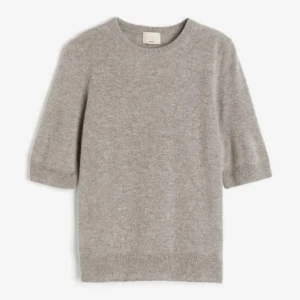 Grå kashmirtröja från J.Crew - Skit snygg cashmere trekvart tröja 🙌🏽 köpt för 1000kr men säljer för 400kr 💕 jätte fin me kjol eller byxor 🤍storlek M men jag har xxs/xs och den passar mig 🤩köpt från hm