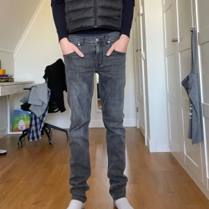 Gråa j.lindeberg jeans  - Ett par riktigt schyssta j.lindeberg jeans i modell Jay/slim fit. Byxorna är i bra skick utan några defekter alls. Har du några frågor är det bara att höra av sig!
