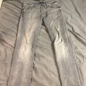 Slim jeans - Ett par mjukgråa jeans från jack n jones med slimfit-passform. Storleken är 32-32. Jeansen är i nyskick och i köpte för 899kr. Kom privat för ytterliggare frågor!