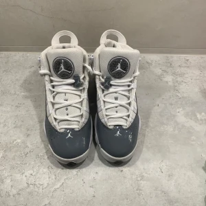 Jordan 11 i grått och vitt - Snygga Nike Air Jordans i en stilren kombination av grått och vitt. Skorna har den ikoniska Jumpman-loggan och en robust sula för extra komfort. Perfekta för både vardag och sportiga aktiviteter. Skriv privat för fler bilder. Finns kartong.