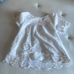 Vit blus💋 - Säljer min jättefina vita blus💋 ganska använd men inga skador. Nypris: 299💋