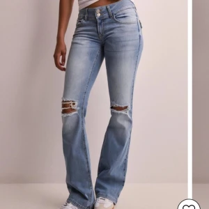 Nelly jeans - Low Waist Bootcut Flap Pocket Jeans - Säljer mina jeans från Nelly i stl 34, då de tyvärr är för långa för mig. Använt 2/3 gånger så de är i ett fint skick. Ursprungspris 699kr säljer för 560kr.💕 