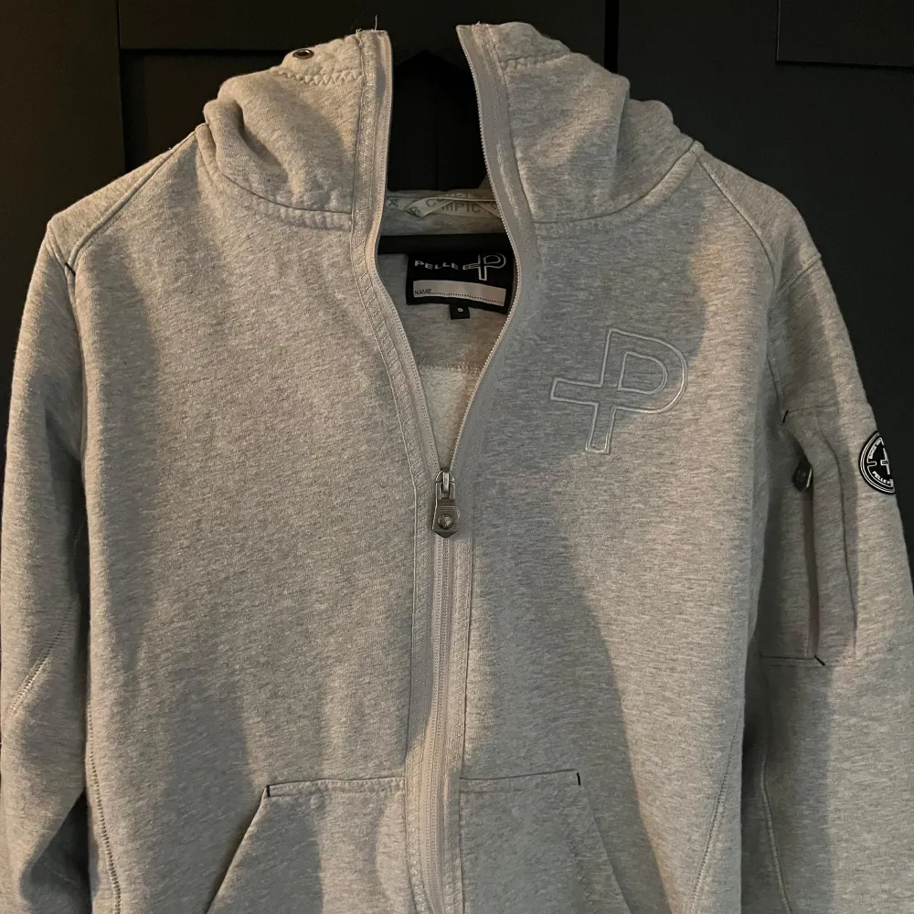 Zip up hoodie från Pelle P i fantastiskt skick. Storlek S, inga defekter osv. Hör av er vid andra frågor eller funderingar. . Neuletakit & Villapaidat.