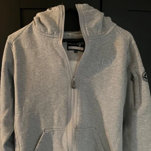 Hoodie zip up Pelle P  - Zip up hoodie från Pelle P i fantastiskt skick. Storlek S, inga defekter osv. Hör av er vid andra frågor eller funderingar. 
