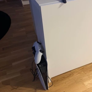 PlayStation 5 med två handkontroller - Säljer en Playstation 5 (Digital) Perfekt för gaming. Två kontroller följer med en svart! Förpackningen samt kvitto finns. Köpt via CDON.