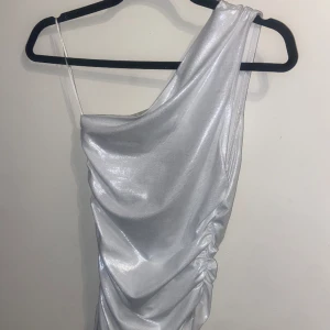 Topp - Skitsnygg topp från hm men har tyvärr inte kommit till användning. 