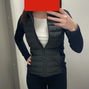 Peak performance jacka - Storlek XS  Utan defekter Fler bilder kan skickas om det önskas 