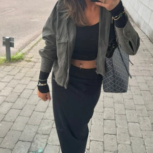 Grön jeans jacka - Super fin jacka till sommaren tunn och den perfekta gröna färgen🥰🥰🥰