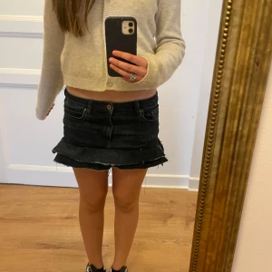 Mörkblå volangkjol - Handgjort jeans-volangkjol. Skulle säga att den passar xs-s! Så fin nu till sommarenn! 🩷🙏