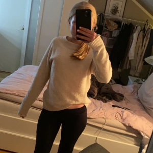 Stickad tröja från vero Moda! - Säljer denna fina stickade tröjan från vero Moda! Nopprig men syns inte så mycket. Priset går att diskutera!💕