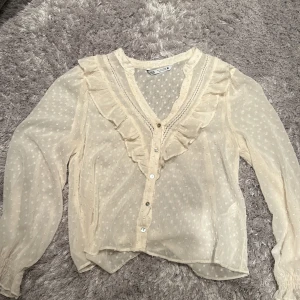 Blus från Zara - Fin blus från Zara, använd fåtalet gånger. Fint skick!
