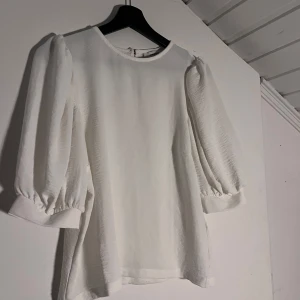 Vit tröja - Vit fin tröja/blus i ett finare material🥰