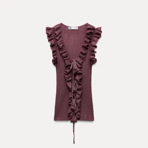 Röd/Lila ribbad topp från Zara - Super snygg röd/lila ribbad topp från Zara med volangdetaljer med knytning fram till. Perfekt nu till våren och sommaren. Använd max 3 gånger men pris kan diskuteras! 💓