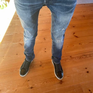 Dondup George  - Dondup George med sköna slitningar i nyskick! Byxorna är knappt använda men en defekt på insidan finns som uppkom i tvätten, men såklart inget som syns eller känns av! Hör av er vid minsta fundering, priset kan diskuteras!