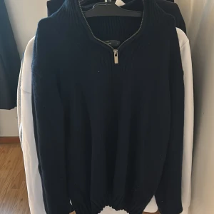 Dressman halfzip blå - Dressman halfzip blå, stickad. Stl L men liten i storleken. Använd några gånger