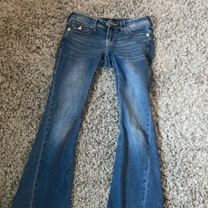 True religion jeans - Säljer dessa true religion jeans i stl 24. De är använda ett fåtal gånger och är i fint skick. Tänker mig 650kr+frakt. 