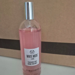 White Musk Flora Fragrance Mist - Fräsch och blommig doftmist från The Body Shop, White Musk Flora. Kommer i en genomskinlig glasflaska med rosa vätska och silverfärgad spraykork. Sträcker mig inte efter denna längre men inte använt mycket kanske 90ml kvar och är vegansk. Perfekt för dig som gillar lätta, feminina dofter. Nypris är 225kr