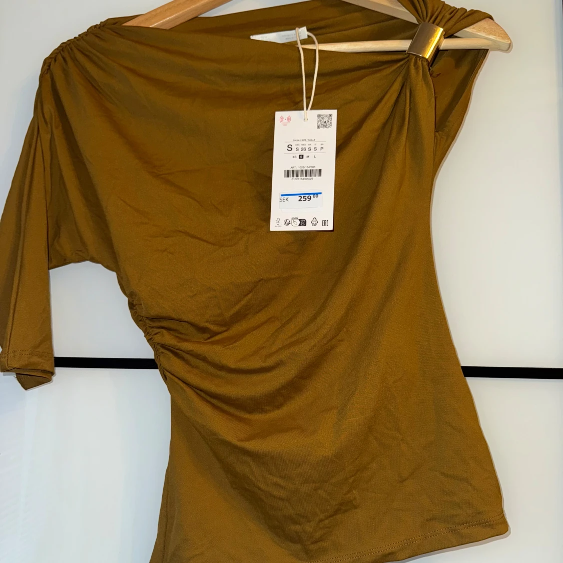 Brun/militärgrön oneshoulder topp med metallring