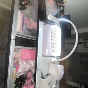 Komplett nagelstudio-paket - Säljer ett helt set med nagelutrustning, material, bord och stolar. Perfekt för dig som vill starta eget, jobba hemifrån eller bara ha en komplett nagelstation. I paketet ingår:	•	 nagelbord med lådor	•	2 stolar•	Elektrisk nagelfil (e-fil) med handstycke+ display•	Nageldammsugare med LED-lampa•	UV/LED-lampa för härdning av gelé/gel polish	•	 geler och gel färg •	Massor av nageldekorationer (stenar, en mängd glitter, stickers, charms m.m.)•	Penslar och andra nagelverktyg •pads• massa tippar 