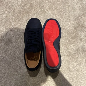 Loubs  - Säljer nu mina mörkblåa loubs utan taggar som är knappt använda. Om det finns frågor är det bara att fråga 