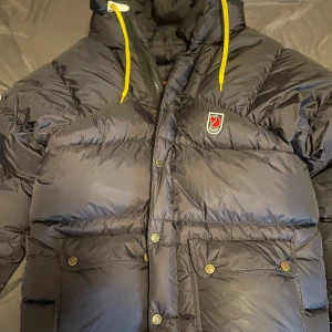 Fjällräven Jacka - Sjukt mysig och snygg jacka från fjällräven. Köpte den för en månad sedan här på plick men märkte att den var för stor (är 165cm) Mycket bra skick endast en liten defekt på ett snöre som inte syns vid användning. Nypris runt: 6000-8000. Behöver pengar och PRISET ÄR INTE HUGGET I STEN. Skriv gärna om du har frågor eller liknande. 😊