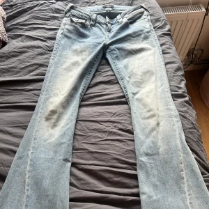 True Religion ljusblå bootcut jeans - Säljer ett par low waist ljusblå jeans från True Religion som är i bootcut modellen! 💞