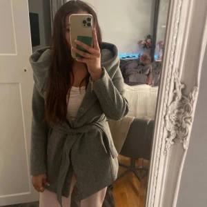 Grå kappa  - Säljer min grå kappa från newyorker då den har blivit för liten, den är använd men fortfarande i mycket bra skick.
